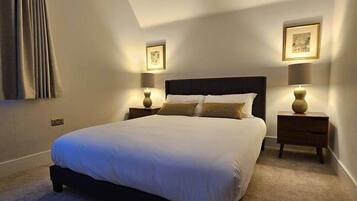 Työpöytä, silitysrauta/-lauta, ilmainen Wi-Fi, vuodevaatteet