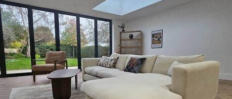 Smart-TV, Kamin, Bücher