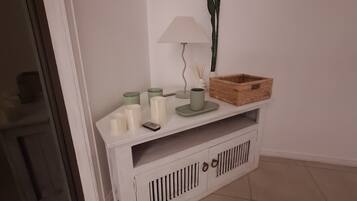 Shared Dormitory, 1 Bedroom, Smoking, Balcony | Ruang tamu | Buku-buku