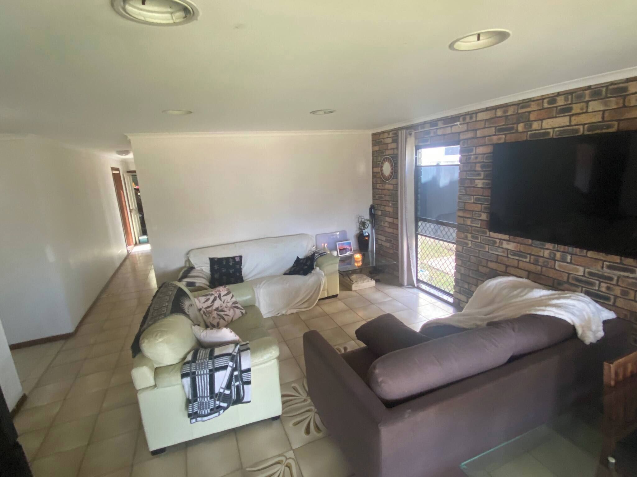 Shared Dormitory, 1 Bedroom, Smoking, Balcony | Living room | Books