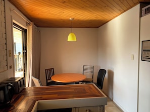 Dormitorio compartido, 1 habitación, para fumadores, balcón | Restaurantes