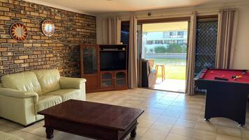 Shared Dormitory, 1 Bedroom, Smoking, Balcony | Living room | Books