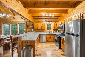 Coffee/tea maker, fridge, microwave, oven - 5 Min to PF Pkwy • New 7' Cedar Hot Tub • Mtn View • Game Room • Pet Friendly (Pigeon Forge)