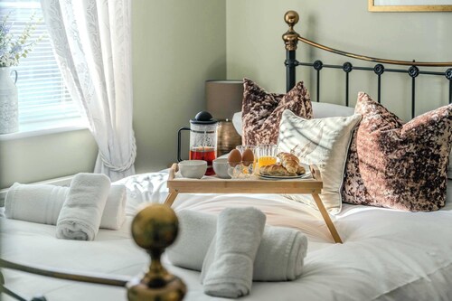 Gateway to Cotswolds: Garden, Parking & Fast WiFi