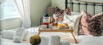 Gateway to Cotswolds: Garden, Parking & Fast WiFi