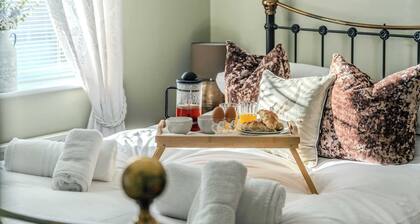 Gateway to Cotswolds: Garden, Parking & Fast WiFi