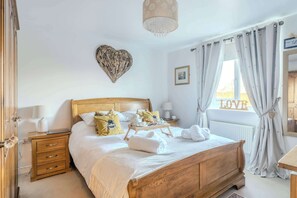 4 bedrooms, iron/ironing board, WiFi, bed sheets