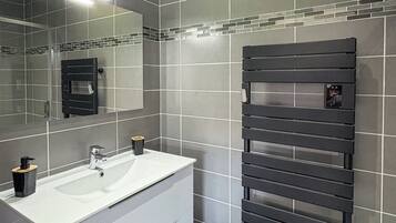 Doccia, asciugacapelli, asciugamani, sapone