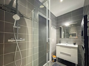 Shower, hair dryer, towels, soap - Bed and breakfast, with private bathroom, 6kms from Montauban. (Montauban)