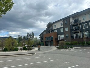 Exterior - 5 min walk to university with stunning mountain views (Kelowna)