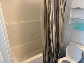 Hair dryer, towels, soap, toilet paper - 5 min walk to university with stunning mountain views (Kelowna)