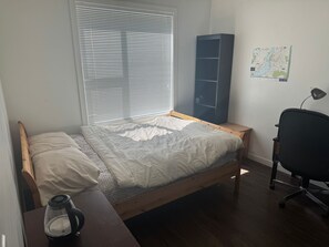 Room - 5 min walk to university with stunning mountain views (Kelowna)