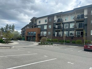 Exterior - 5 min walk to university with stunning mountain views (Kelowna)