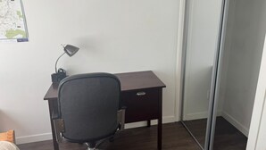 A small office space with a desk, chair, and a map on the wall. - 5 min walk to university with stunning mountain views (Kelowna)