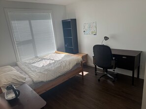 Room - 5 min walk to university with stunning mountain views (Kelowna)