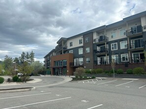 Exterior - 5 min walk to university with stunning mountain views (Kelowna)