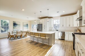 Fridge, microwave, stovetop, dishwasher