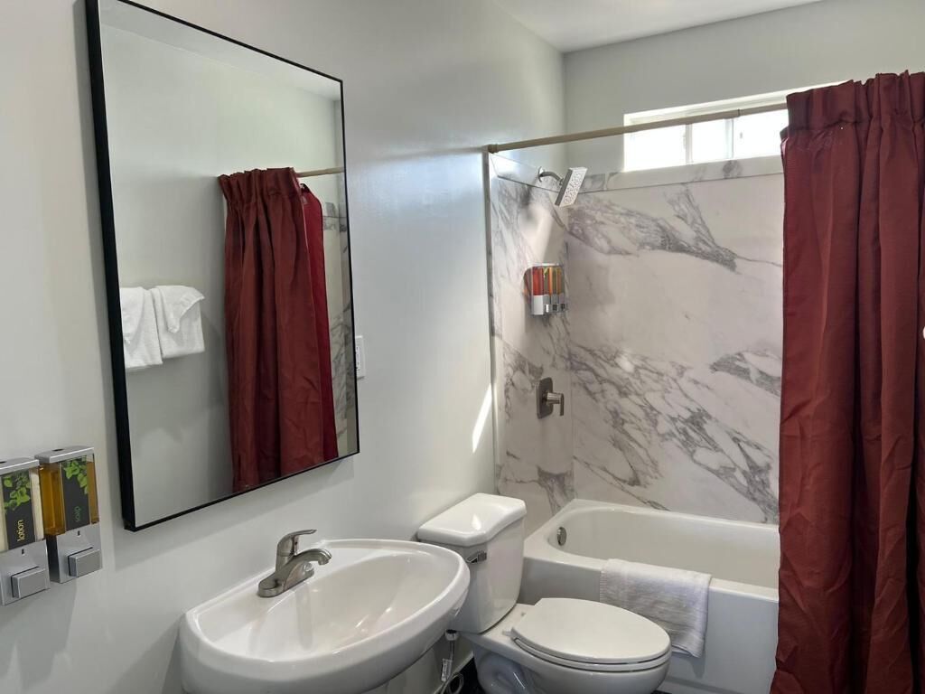 Deluxe Triple Room, Multiple Beds | Bathroom