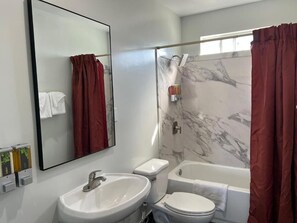 Deluxe Triple Room, Multiple Beds | Bathroom | Bathtub, hair dryer, towels - Harbor Inn  (Harbor City)