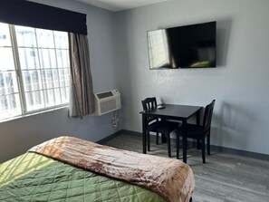 Deluxe Triple Room, Multiple Beds | Free WiFi - Harbor Inn  (Harbor City)