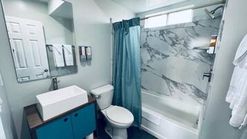 Bồn tắm, máy sấy tóc, khăn tắm