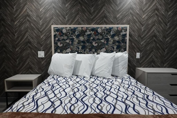 Dobbeltrom – deluxe, 1 queensize-seng | Wi-fi (inkludert)