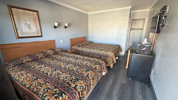 Deluxe Quadruple Room, 2 Queen Beds | WiFi (free)