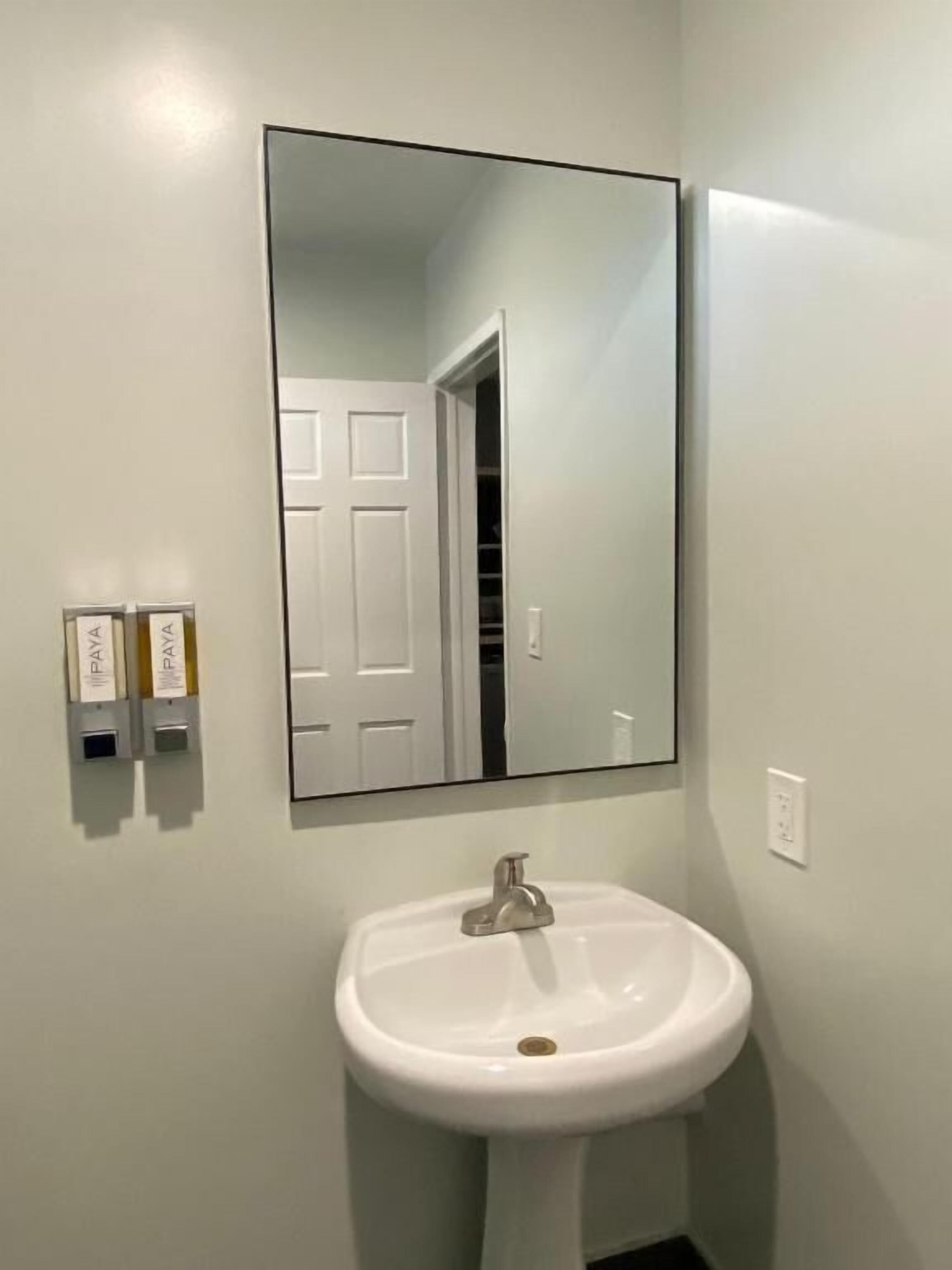 Bañera, secador de pelo y toallas