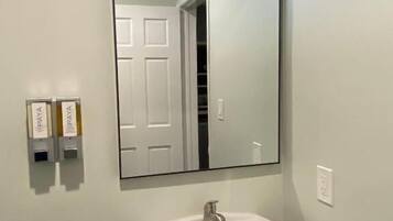 Baignoire, sèche-cheveux, serviettes fournies