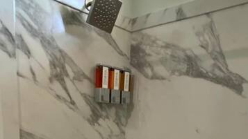 Chambre Quadruple Deluxe, 2 grands lits | Salle de bain