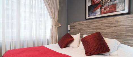 Tabla de planchar con plancha, internet y ropa de cama