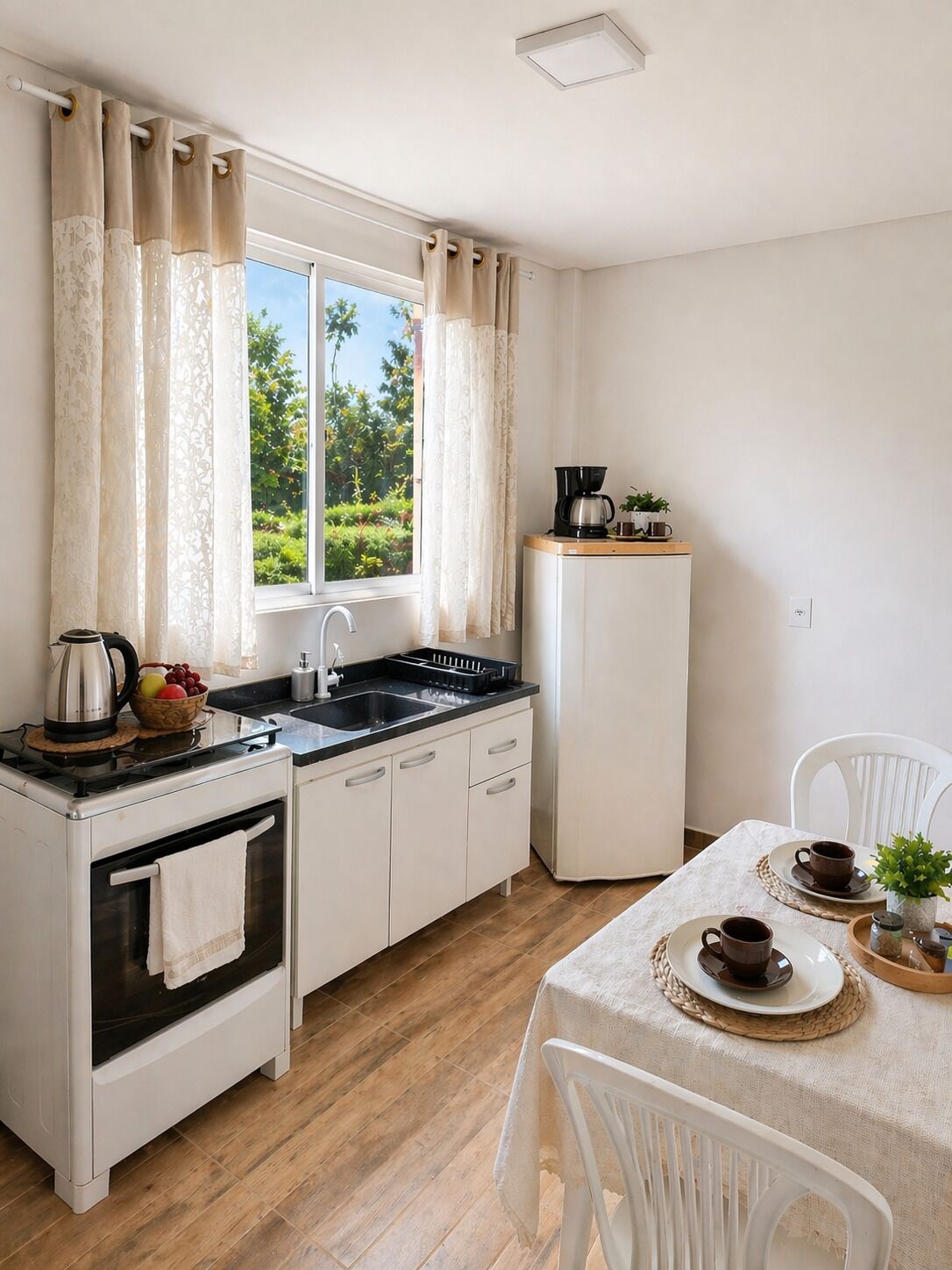 Apartamento conforto, cozinha, vista para o jardim | Cozinha privada | Geladeira, micro-ondas, talheres/pratos/utensílios de cozinha