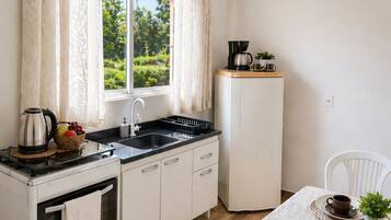 Apartamento conforto, cozinha, vista para o jardim | Cozinha privada | Geladeira, micro-ondas, talheres/pratos/utensílios de cozinha