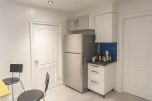 Suite | Cocina privada | Refrigerador con congelador, microondas y parrilla de estufa 
