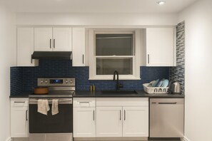 Suite | Cocina privada | Refrigerador con congelador, microondas y parrilla de estufa 