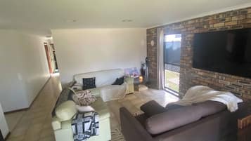 Room, 1 Bedroom, Smoking, Balcony | Living room | Books