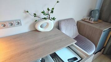 Escritorio, espacio para trabajar con laptop y cortinas blackout