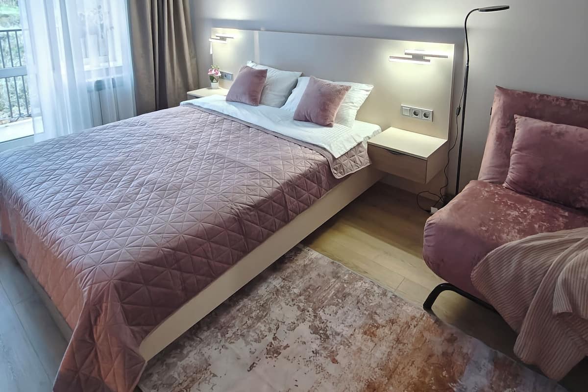 Comfort-Dreibettzimmer, Balkon, Gartenblick | Schreibtisch, laptopgeeigneter Arbeitsplatz, Verdunkelungsvorhänge