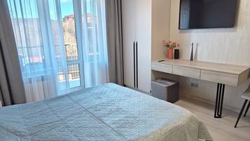 Escritorio, espacio para trabajar con laptop y cortinas blackout