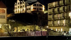 Un hôtel à plusieurs étages dont l’image se reflète dans l’eau.