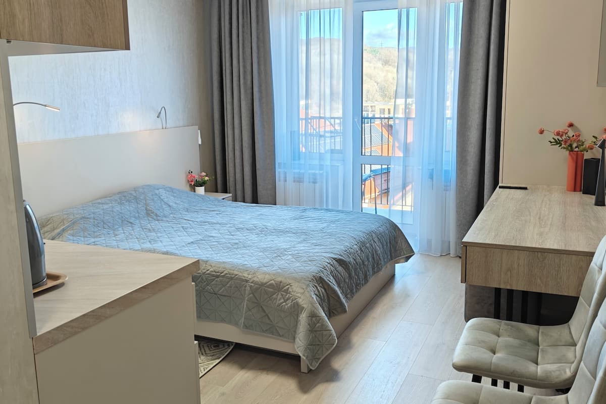 Apartment, Balkon, Bergblick | Schreibtisch, laptopgeeigneter Arbeitsplatz, Verdunkelungsvorhänge