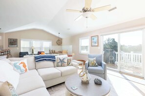 TV - Corolla Getaway with Private Pool, 5 mins to Beach (Corolla)