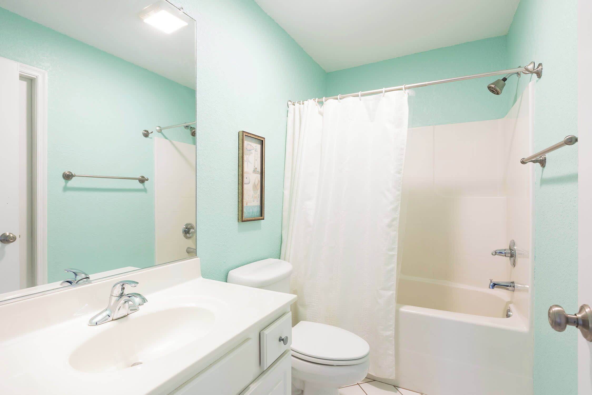 Ein Badezimmer mit Waschbecken, Toilette und Badewanne.