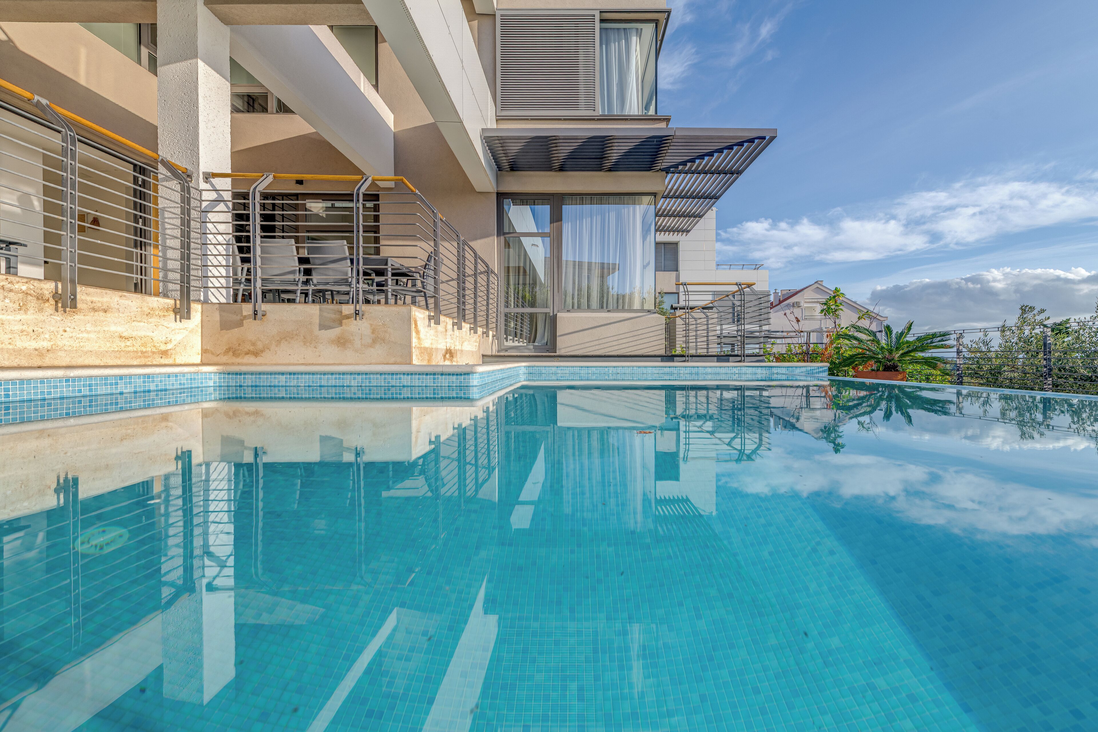 حمّام سباحة خارجي، مقاعد للتشمس