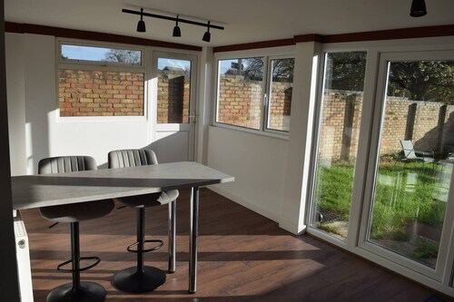 3-Bed Semi-Detached Perfect for Work & Family with Parking