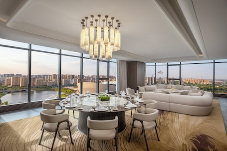 Suite Royale, 1 très grand lit, accès au salon club (Dining Area) | Chambres insonorisées, draps fournis. Crowne Plaza Linyi Olympic Sports Centre by IHG