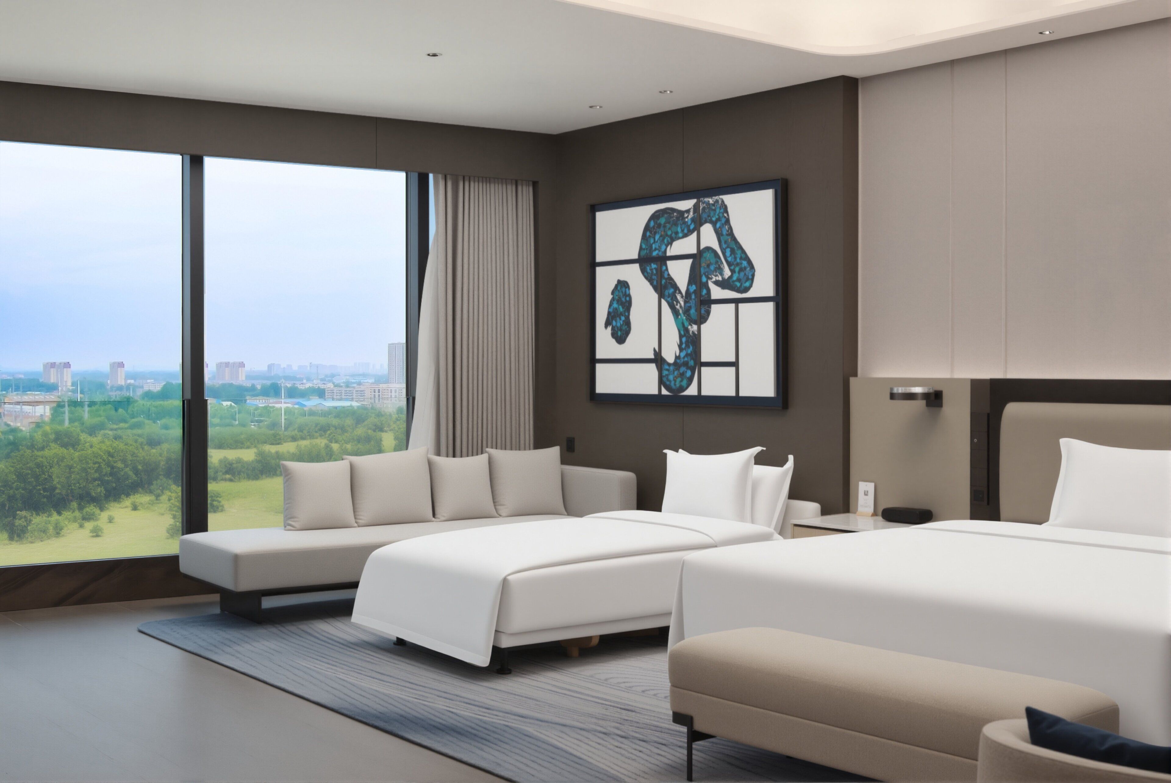 Een moderne hotelkamer met een groot bed, een bank, een bureau en uitzicht op de stad.