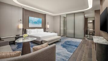 Suite Royal, 1 cama King size, con acceso al salón lounge del club (Dining Area) | Insonorización y ropa de cama