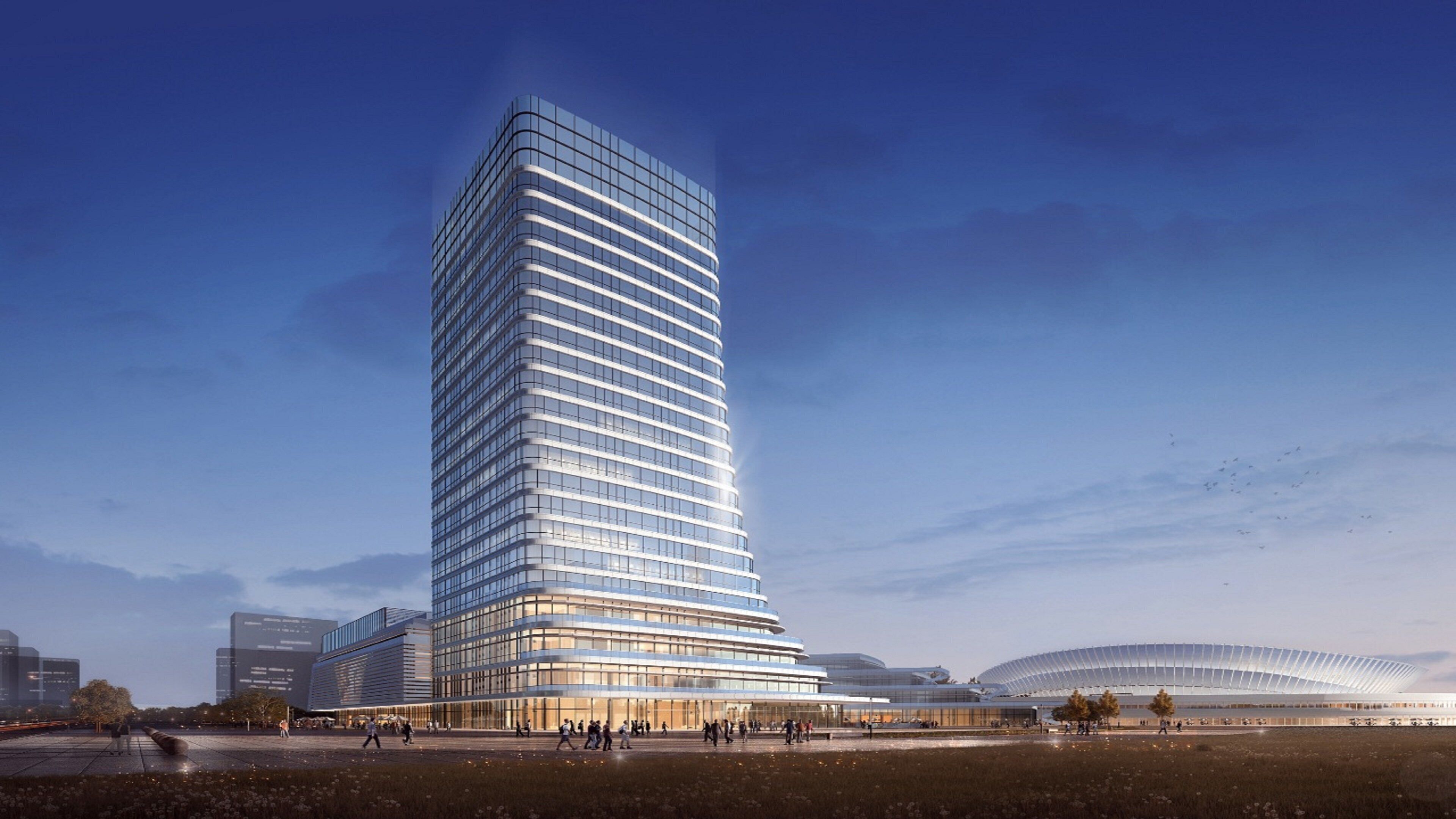Ein modernes Hochhaus mit gewölbter Fassade, umgeben von einem großzügigen Platz mit Passanten.