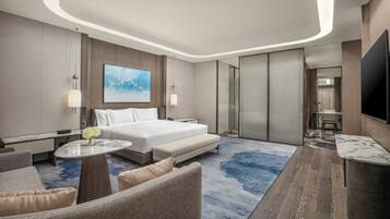Royal Suite, 1 King Bed, Club Lounge Access (Dining Area)